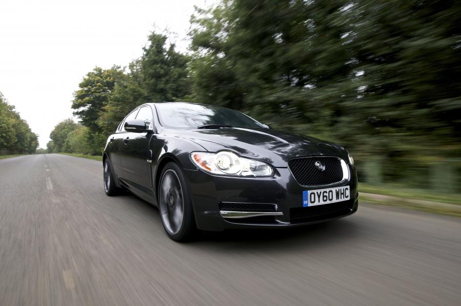  Jaguar XF BlackPack 2010 года  (UK) (фото 10 из 17)